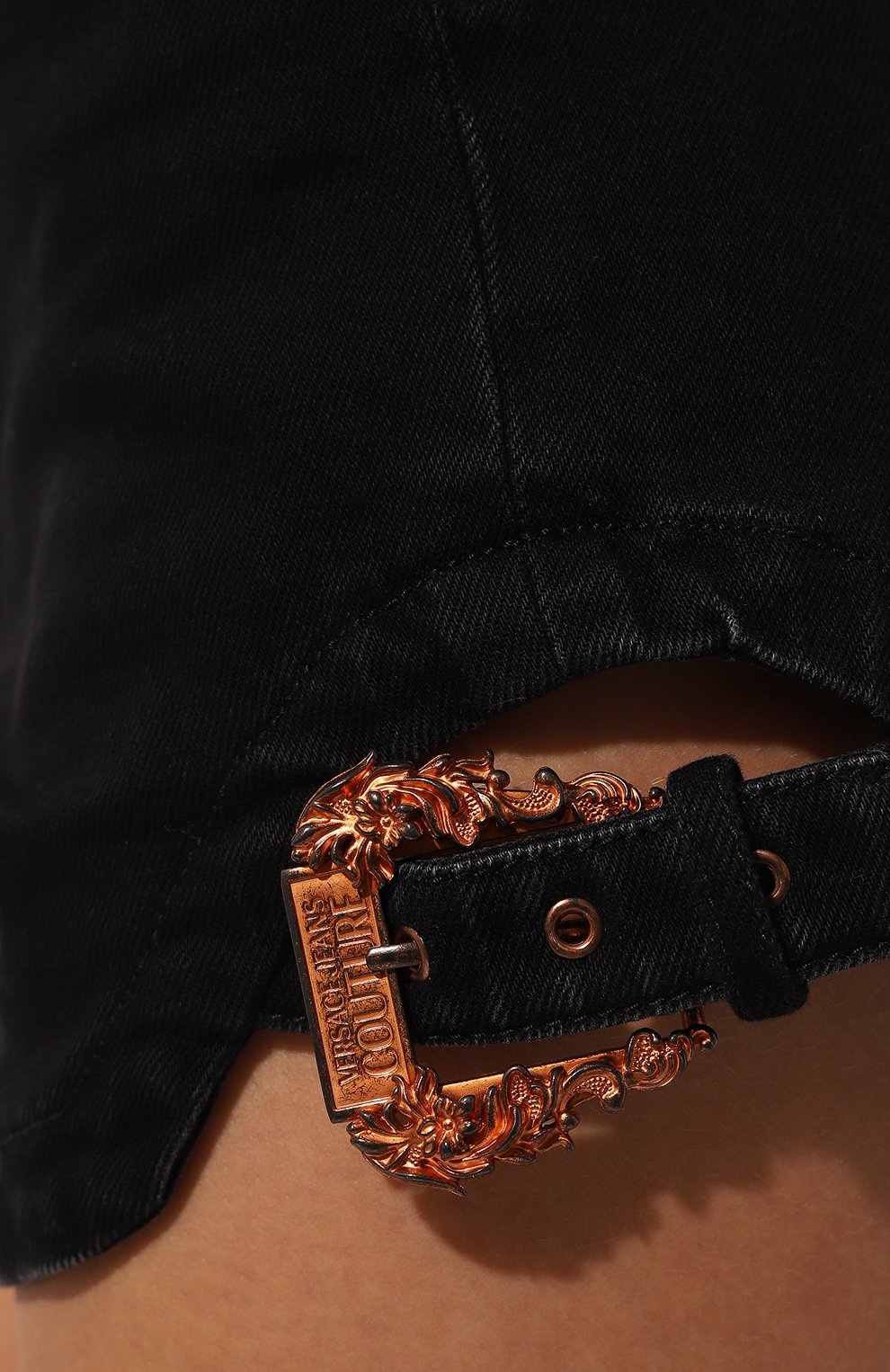 Джинсовые шорты VERSACE JEANS COUTURE черного цвета по цене 28500 руб., арт. 76HAD522/DW060D24, фото 5 Джинсовые шорты VERSACE JEANS COUTURE, арт. 76HAD522/DW060D24, фото 5