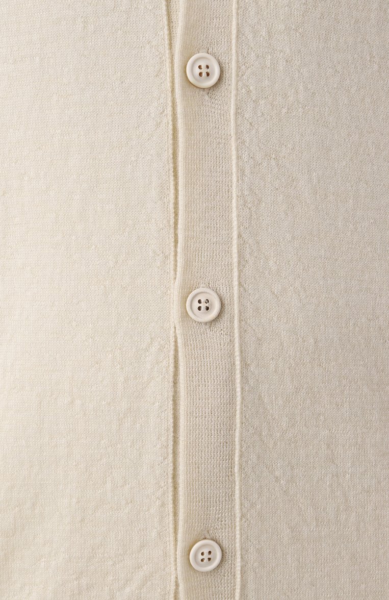 Мужского шерстяной кардиган MAISON MARGIELA кремового цвета, арт. S50HP0027/M13098 | Фото 10 (Материал внешний: Шерсть; Мужское Кросс-КТ: Кардиган-одежда; Стили: Минимализм; Застежка: Пуговицы; Нос: Не проставлено; Региональные ограничения белый список (Axapta Mercury): Не проставлено; Женское Кросс-КТ: кардиган-трикотаж)
