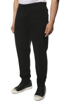 Мужские хлопковые джоггеры EMPORIO ARMANI черного цвета, арт. 8N1P72/1JBTZ | Фото 3 (Длина (брюки, джинсы): Стандартные; Материал внешний: Хлопок; Силуэт М (брюки): Джоггеры; Стили: Спорт-шик; Драгоценные камни: Проставлено; Материал сплава: Проставлено)
