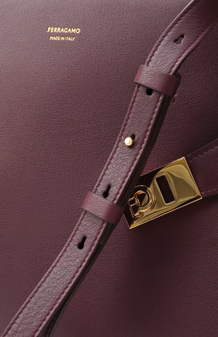 Женская сумка hug large FERRAGAMO темно-бордового цвета, арт. 215921/769113 | Фото 3 (Размер: large; Материал: Натуральная кожа; Ремень/цепочка: На ремешке; Автоматизация ТО: Проставлено; Автоматизация состава: Проставлено)