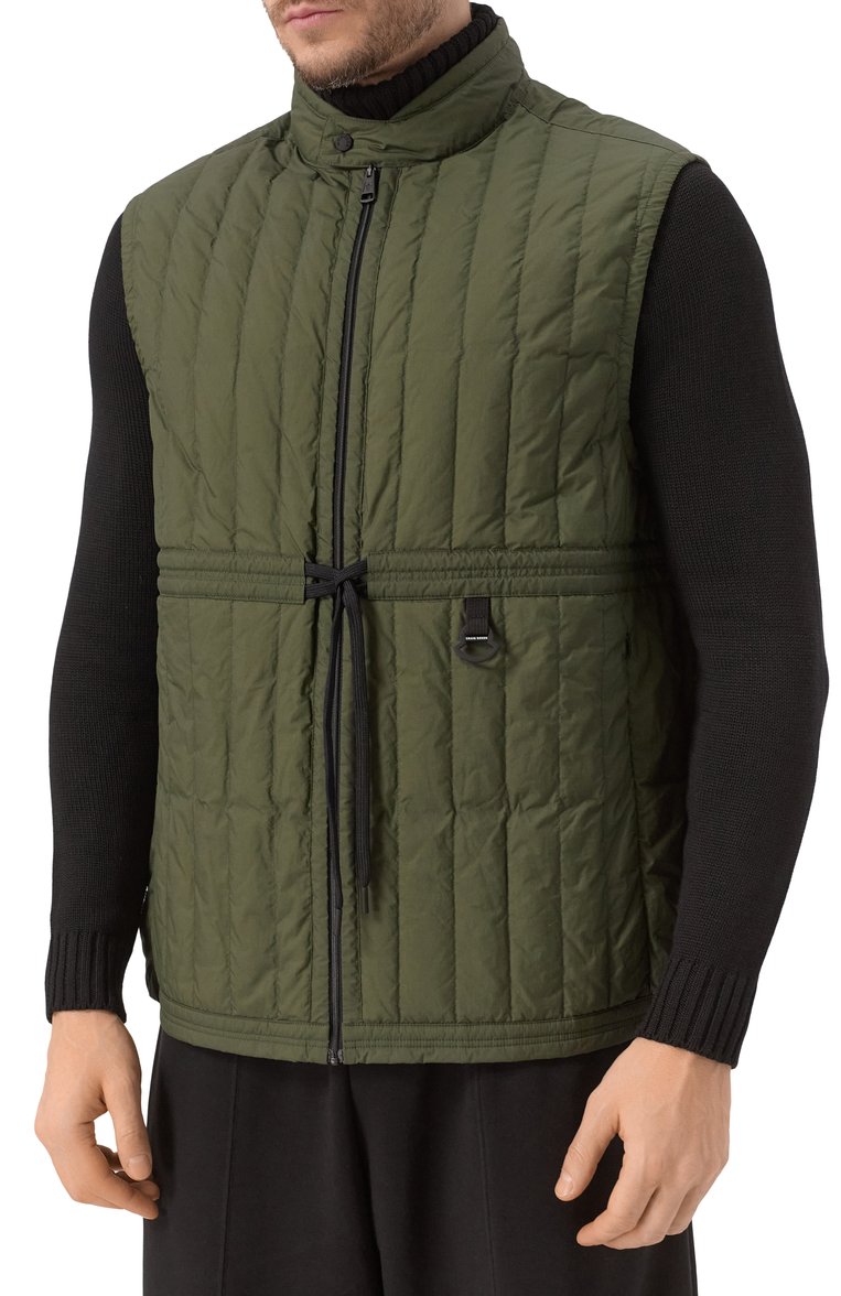 Мужской жилет 5 moncler craig green MONCLER GENIUS хаки цвета, арт. 1A00013/M1721 | Фото 3 (Материал внешний: Синтетический материал; Материал подклада: Синтетический материал; Длина (верхняя одежда): Короткие; Мужское Кросс-КТ: жилеты-тонкие; Стили: Милитари)