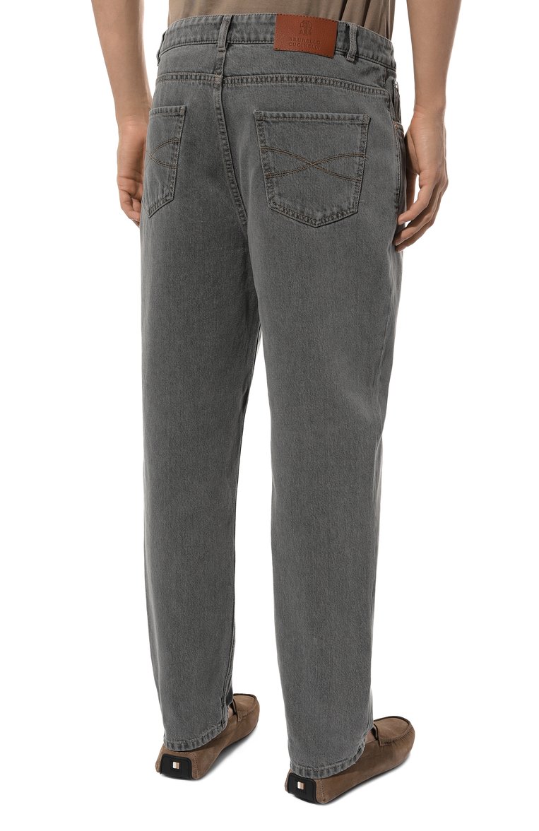 Мужские джинсы straight fit BRUNELLO CUCINELLI темно-серого цвета, арт. M242PB2258 | Фото 4 (Материал внешний: Хлопок, Деним; Длина (брюки, джинсы): Стандартные; Кросс-КТ: Деним; Силуэт М (брюки): Прямые; Стили: Повседневный; Автоматизация ТО: Проставлено; Автоматизация состава: Проставлено; Детали: Без декора)