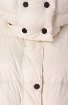 Женский пуховик PERFECT MOMENT молочного цвета, арт. W3001044/MAYA PARKA | Фото 6 (Драгоценные камни: Проставлено; Рукава: Длинные; Длина (верхняя одежда): Короткие; Материал утеплителя: Пух и перо; Материал сплава: Проставлено; Материал подклада: Синтетический материал; Кросс-КТ: Пуховик; Стили: Кэжуэл; Материал внешний: Синтетический материал)