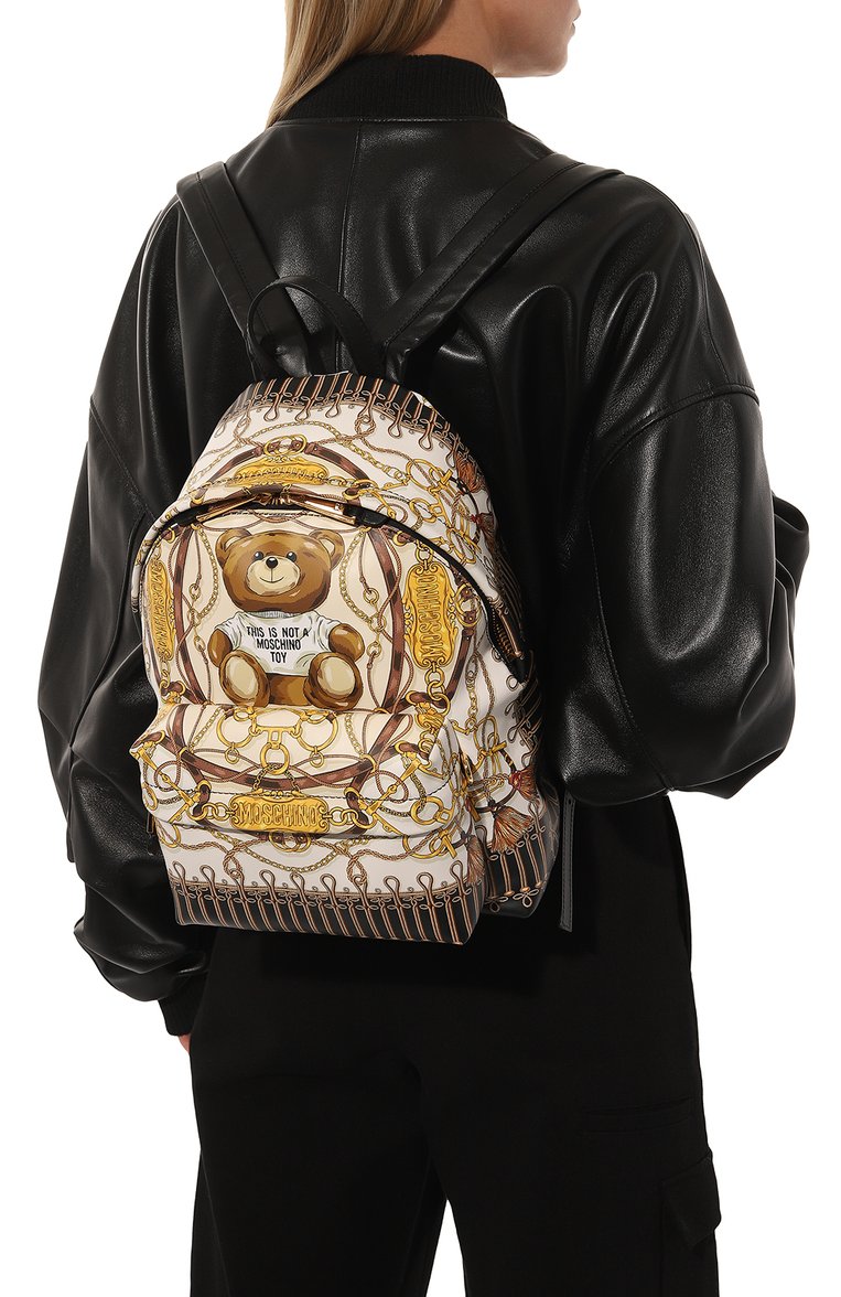 Женский рюкзак MOSCHINO бежевого цвета, арт. A7611/8023 | Фото 2 (Размер: medium; Материал: Натуральная кожа; Стили: Кэжуэл; Нос: Не проставлено)