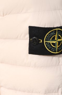 Мужская пуховая куртка STONE ISLAND кремвого цвета, арт. 701543125 | Фото 5 (Материал подклада: Синтетический материал; Рукава: Длинные; Длина (верхняя одежда): Короткие; Статус проверки: Проверено; Материал внешний: Синтетический материал; Мужское Кросс-КТ: Верхняя одежда, Куртка-пуховая; Материал утеплителя: Пух и перо; Драгоценные камни: Проста�влено; Материал сплава: Проставлено, Проверено; Стили: Кэжуэл)