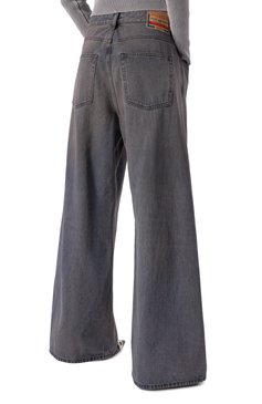 Женские джинсы DIESEL серого цвета, арт. A06925/09L46 | Фото 4 (Драгоценные камни: Проставлено; Длина (брюки, джинсы): Стандартные; Материал сплава: Проставлено; Материал внешний: Хлопок, Деним; Кросс-КТ: Деним; Силуэт Ж (брюки и джинсы): Широкие; Детали: Делаве; Стили: Гранж)