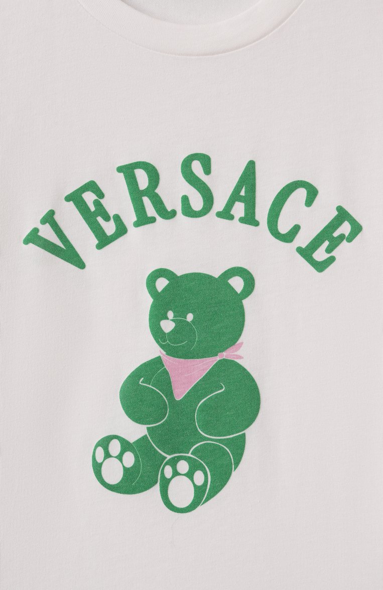 Детская хлопковая футболка VERSACE молочного цвета, арт. 1018570/1A13082 | Фото 3 (Рукава: Короткие; Девочки Кросс-КТ: футболка-одежда; Материал внешний: Хлопок; Автоматизация состава: Проставлено; Автоматизация ТО: Проставлено; Ростовка одежда: 4 года | 104 см, 5 лет | 110 см)
