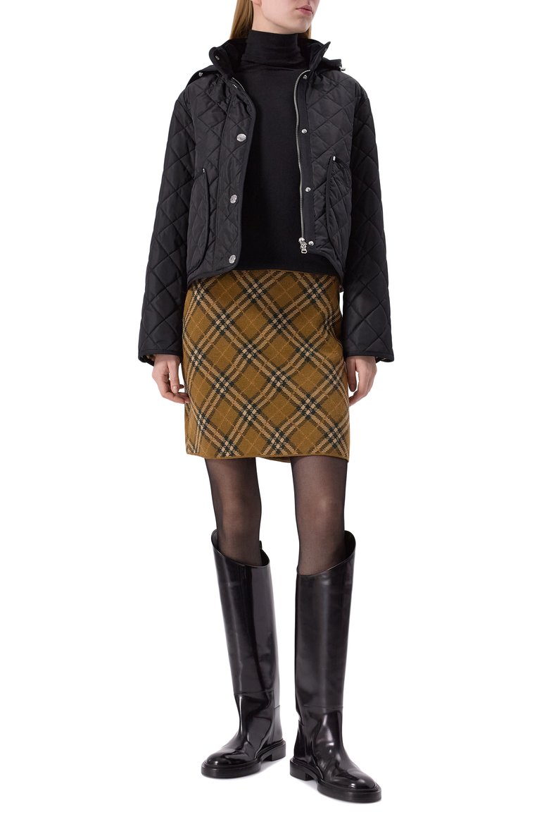 Женская куртка BURBERRY черного цвета, арт. 8072798 | Фото 2 (Длина (верхняя одежда): Короткие; Драгоценные камни: Проставлено; Материал подклада: Синтетический материал; Рукава: Длинные; Материал сплава: Проставлено; Кросс-КТ: Легкие, Куртка; Стили: Кэжуэл; Материал внешний: Синтетический материал)