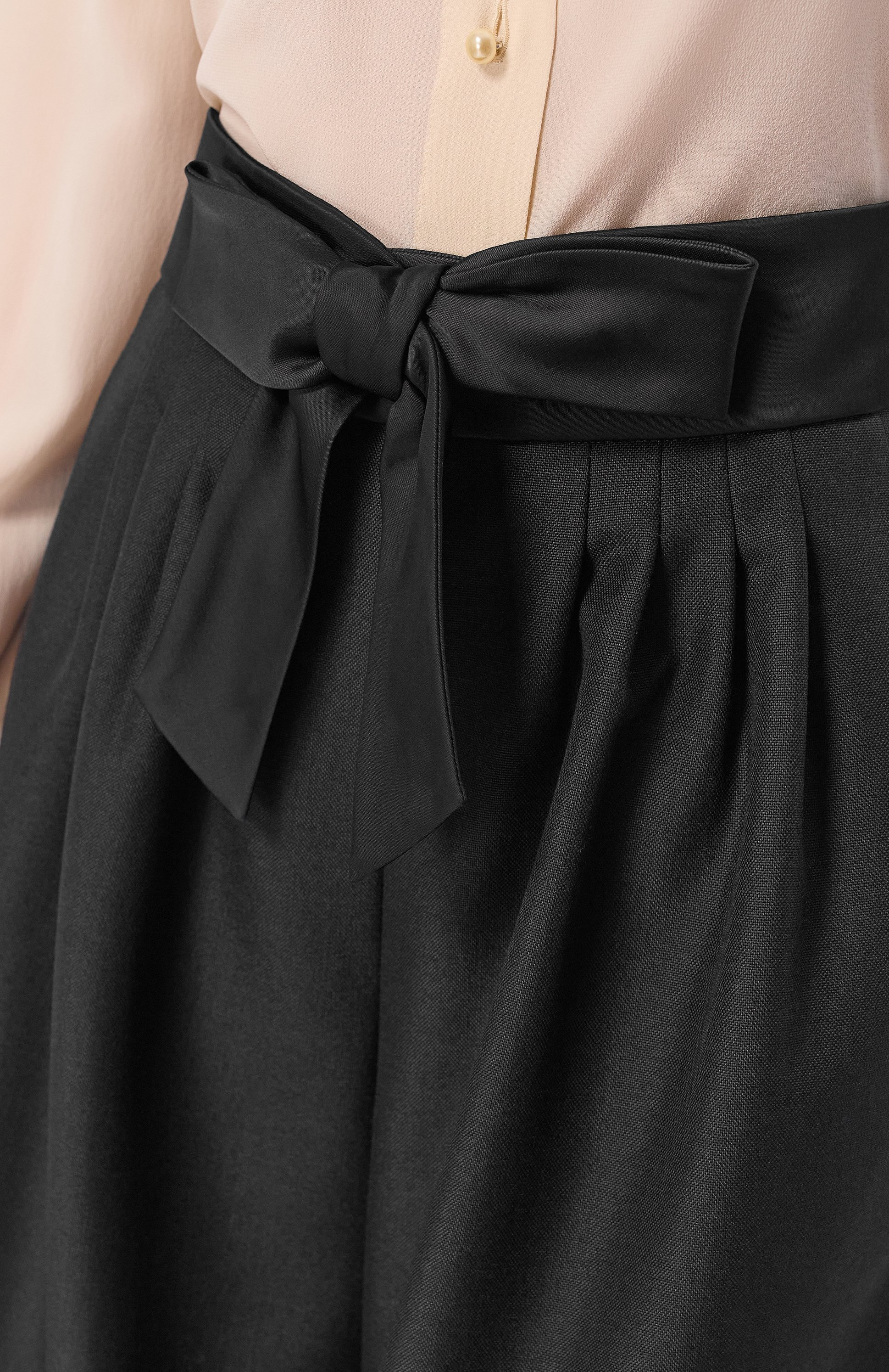 Шерстяные шорты VALENTINO черного цвета по цене 199500 руб., арт. 8B3RD0N2/2TS, фото 5 Шерстяные шорты VALENTINO, арт. 8B3RD0N2/2TS, фото 5