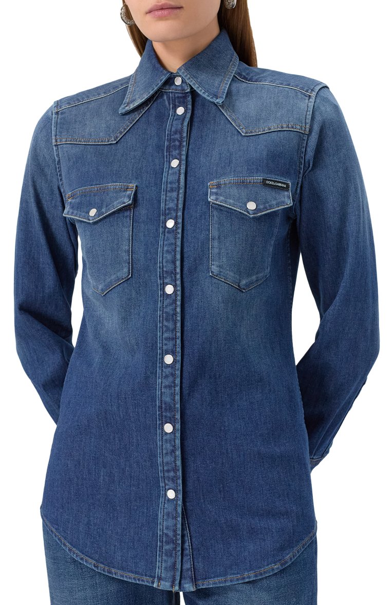 Женская джинсовая рубашка DOLCE & GABBANA синего цвета, арт. F5T34D/G8MS1 | Фото 3 (Рукава: Длинные; Длина (для топов): Удлиненные; Материал внешний: Хлопок, Деним; Кросс-КТ: Деним, костюм; Женское Кросс-КТ: Рубашка-одежда; Стили: Кэжуэл; Принт: Без принта; Автоматизация ТО: Проставлено; Автоматизация состава: Проставлено; Размерность: Идёт в размер)