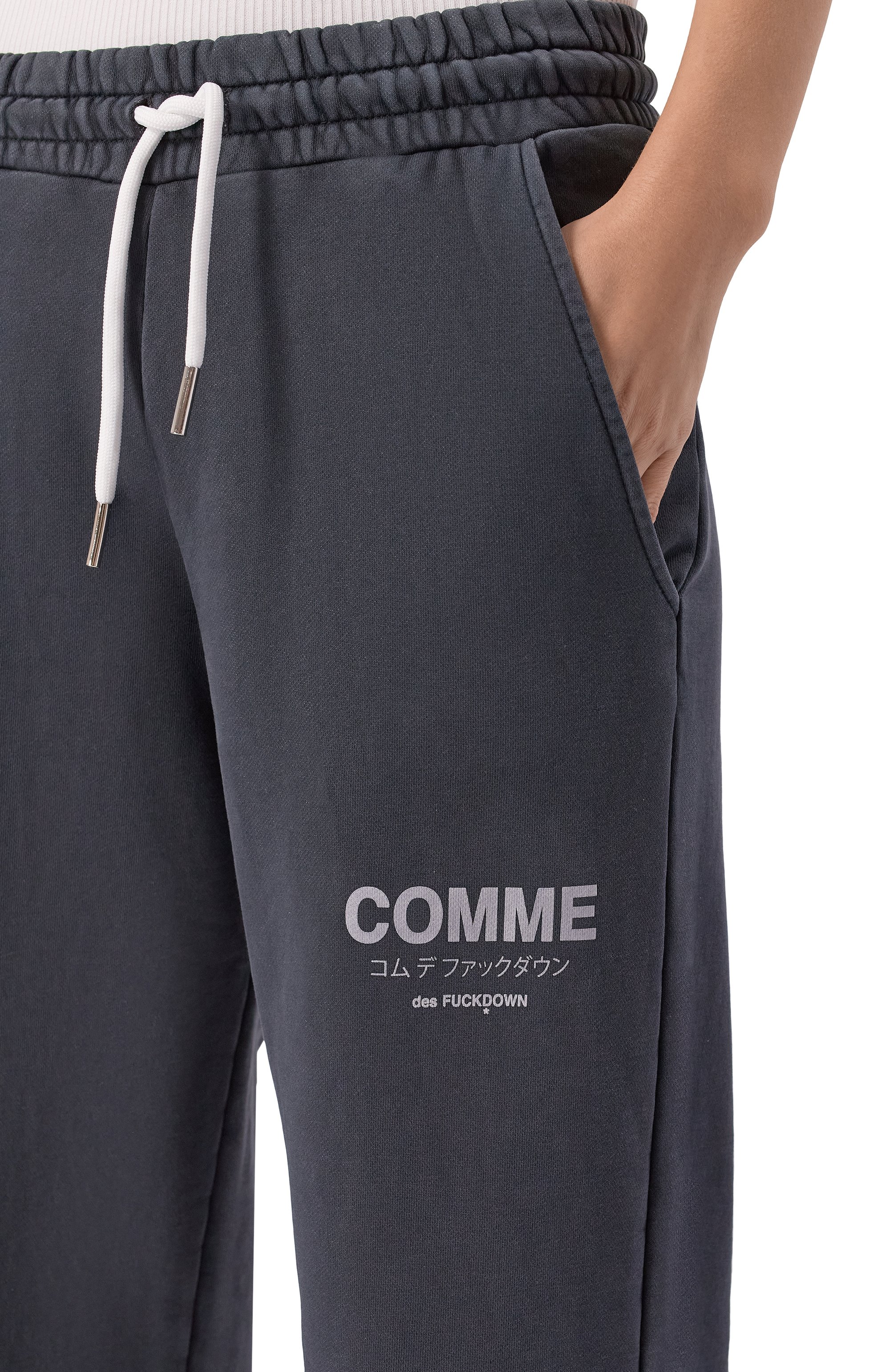 Хлопковые брюки COMME DES FUCKDOWN темно-серого цвета по цене 18300 руб., арт. CFABW01581, фото 5 Хлопковые брюки COMME DES FUCKDOWN, арт. CFABW01581, фото 5