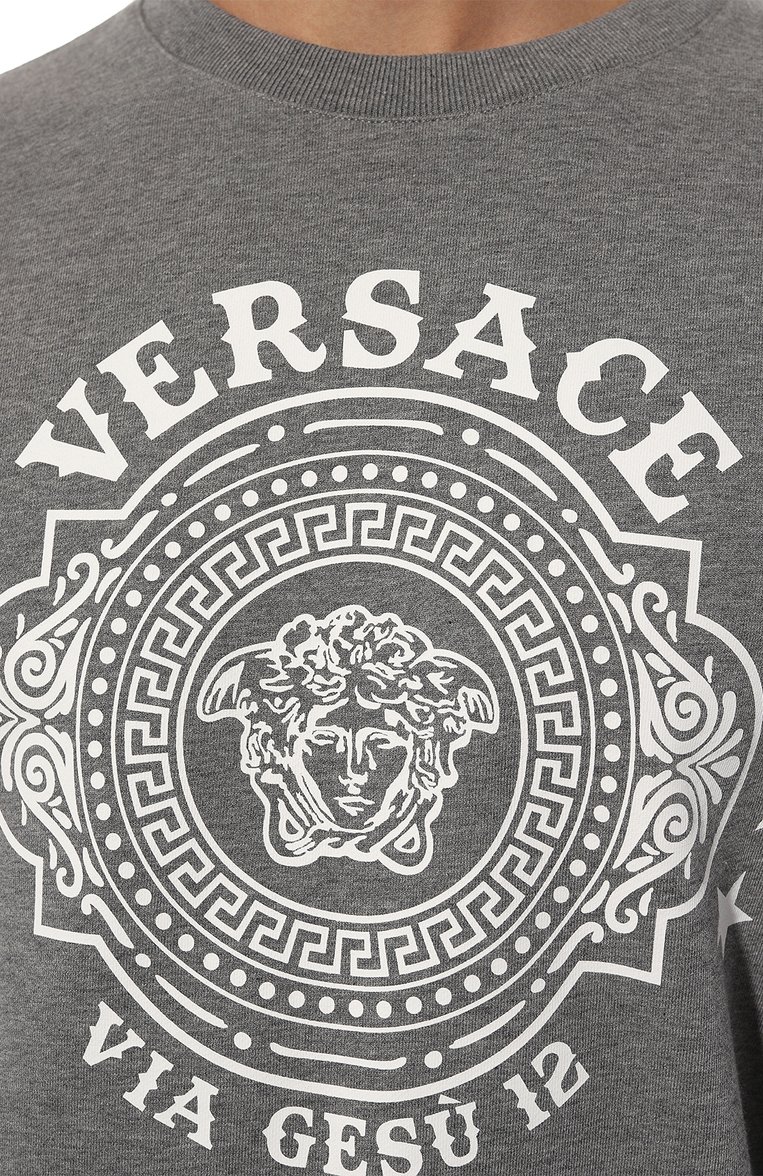 Мужской хлопковый свитшот VERSACE серого цвета, арт. 1010706/1A07766 | Фото 5 (Рукава: Длинные; Длина (для топов): Стандартные; Материал внешний: Хлопок; Мужское Кросс-КТ: свитшот-одежда; Стили: Кэжуэл; Принт: С принтом)