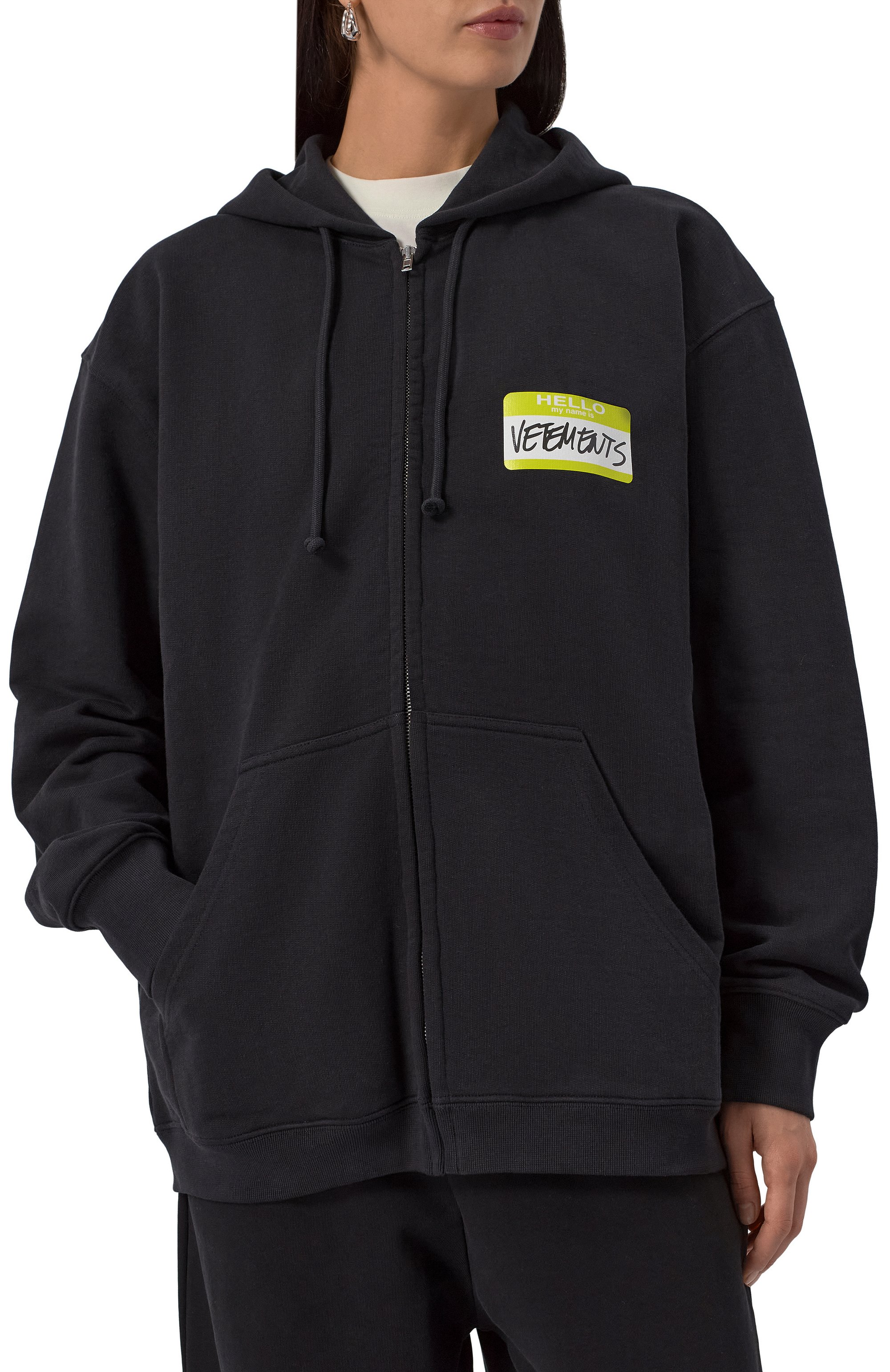 Хлопковая толстовка VETEMENTS черного цвета по цене 109500 руб., арт. UA53HD200B/1606 HEAVY M0LLET0N, фото 6 Хлопковая толстовка VETEMENTS, арт. UA53HD200B/1606 HEAVY M0LLET0N, фото 6