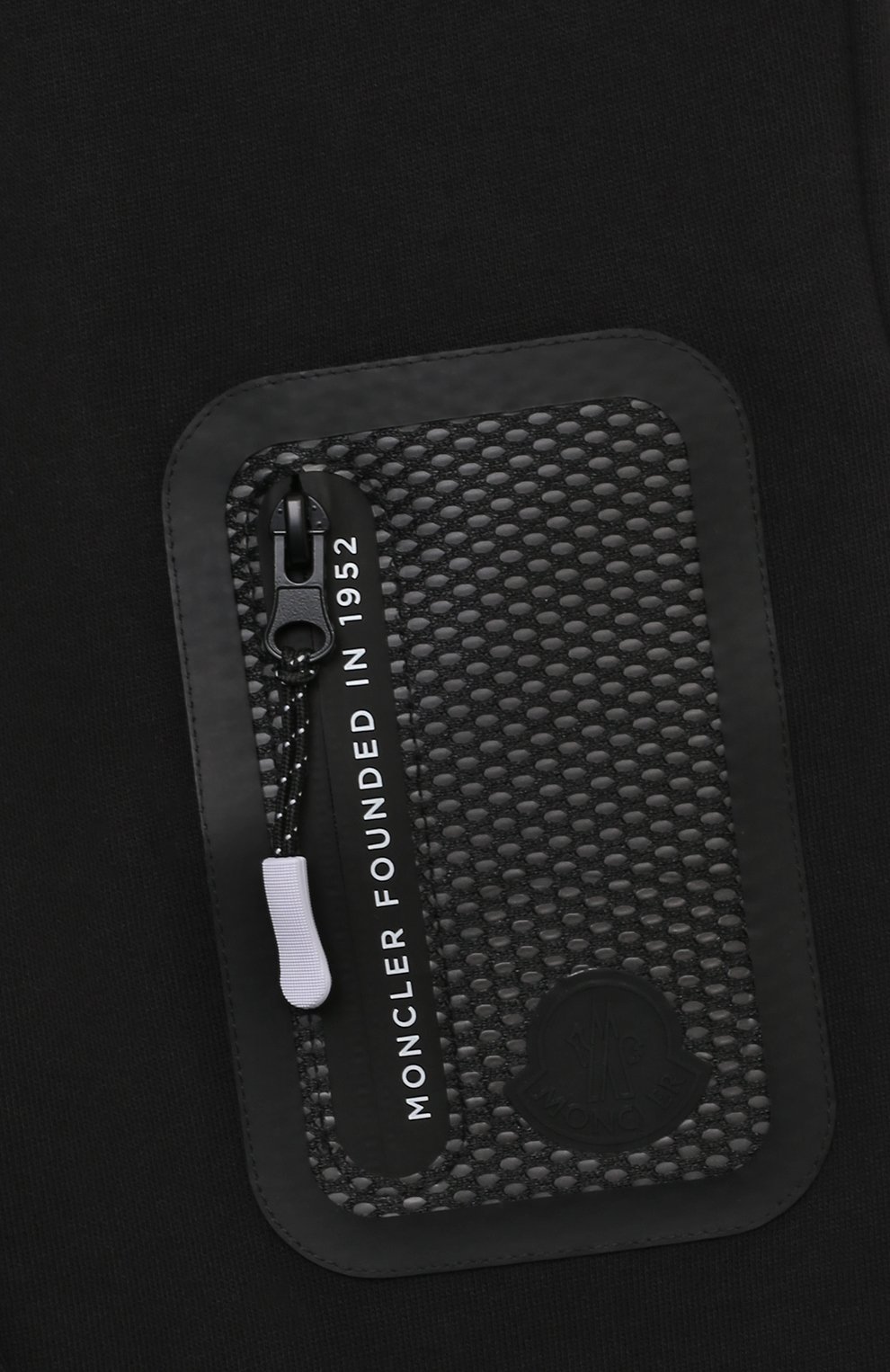 Хлопковые джоггеры MONCLER черного цвета по цене 25100 руб., арт. G2-954-8H758-20-809B3/4-6A, фото 3 Хлопковые джоггеры MONCLER, арт. G2-954-8H758-20-809B3/4-6A, фото 3