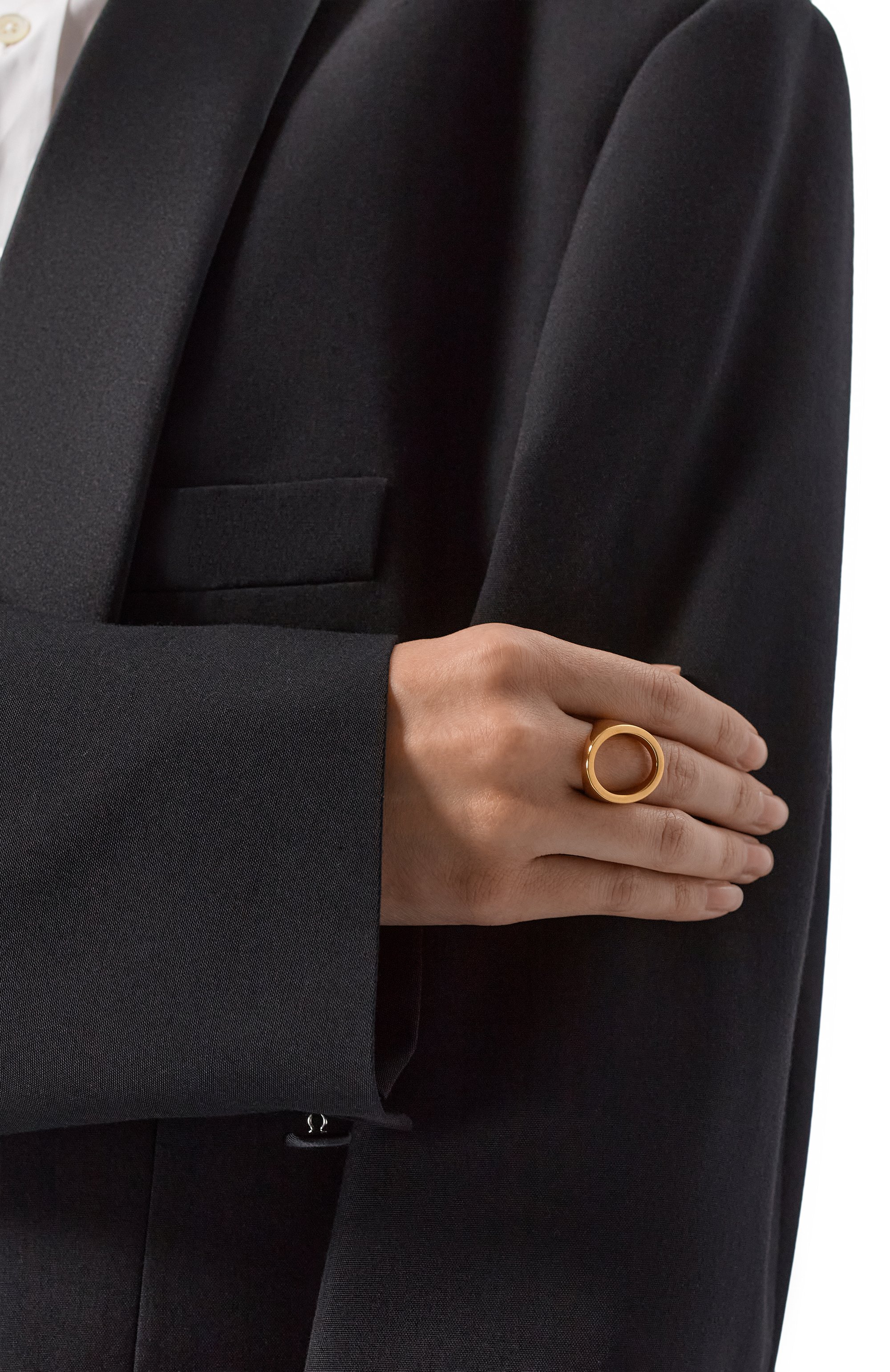 Кольцо MM6 золотого цвета по цене 36050 руб., арт. SM7UQ0088 P7355, фото 2 Кольцо MM6, арт. SM7UQ0088 P7355, фото 2