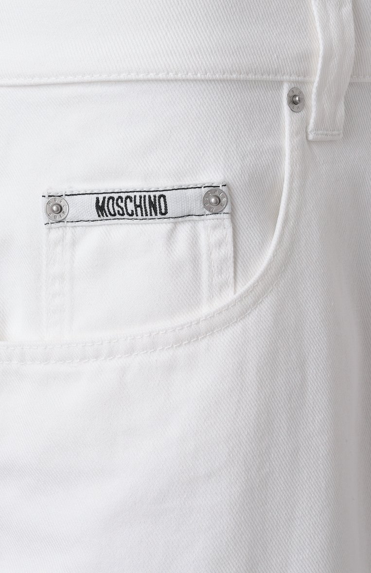 Мужские джинсовые шорты MOSCHINO белого цвета, арт. J0341/0227 | Фото 6 (Длина Шорты М: Ниже колена; Стили: Кэжуэл; Материал внешний: Деним, Хлопок; Случай: Повседневный; Принт: Без принта)