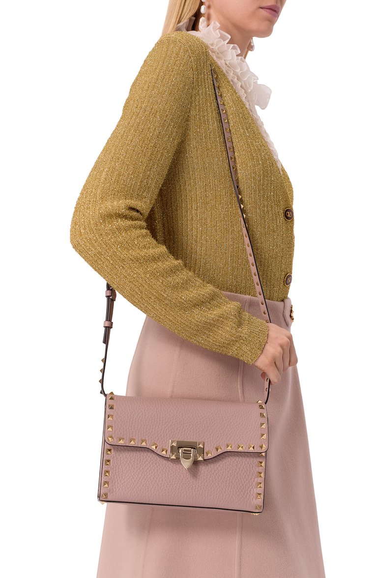 Женская сумка rockstud small VALENTINO светло-бежевого цвета, арт. 6W2B0181/VSF | Фото 2 (Размер: small; Ремень/цепочка: На ремешке; Материал: Натуральная кожа)