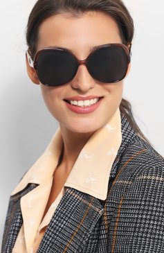 Женские солнцезащитные очки DIOR EYEWEAR коричневого цвета, арт. DI0RNUANCEF 09Q | Фото 2 (Статус проверки: Проверена категория, Проверено; Тип очков: С/з; Материал сплава: Проверено; Региональные ограничения белый список (Axapta Mercury): Не проставлено; Нос: Не проставлено)