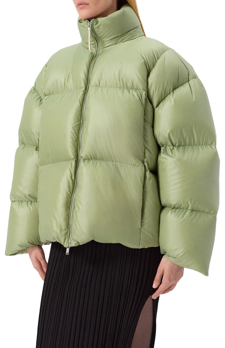 Женский пуховик JIL SANDER зеленого цвета, арт. J40AF0161-J70007 | Фото 3 (Длина (верхняя одежда): Короткие; Материал утеплителя: Пух и перо; Рукава: Длинные; Материал подклада: Синтетический материал; Материал внешний: Синтетический материал; Стили: Кэжуэл; Кросс-КТ: Пуховик; Автоматизация ТО: Проставлено; Автоматизация состава: Проставлено)