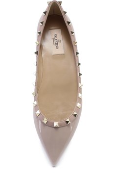 Женские лаковые балетки rockstud с зауженным мысом VALENTINO бежевого цвета, арт. ZW2S0403/VNW | Фото 5 (Каблук высота: Низкий; Материал внутренний: Натуральная кожа; Региональные ограничения белый список (Axapta Mercury): RU; Материал сплава: Проставлено, Проверено; Статус проверки: Проверено, Проверена категория; Подошва: Плоская; Драгоценные камни: Проставлено; Длина стельки: 22,3, 22,6, 23,3, 23,6, 24,0, 24,3, 24,6, 25,0, 25,3, 25,6, 26,0, 26,3, 26,6, 27,0, 27,3)