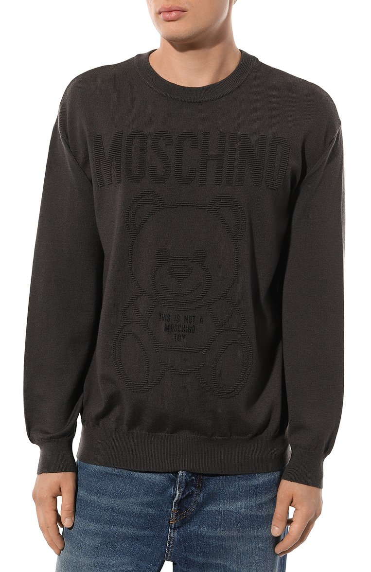 Мужской шерстяной джемпер MOSCHINO темно-серого цвета, арт. V0908/7000 | Фото 3 (Мужское Кросс-КТ: Джемперы; Материал внешний: Шерсть; Рукава: Длинные; Длина (для топов): Стандартные; Принт: С принтом; Материал сплава: Проставлено; Драгоценные камни: Проставлено; Вырез: Круглый; Стили: Кэжуэл)