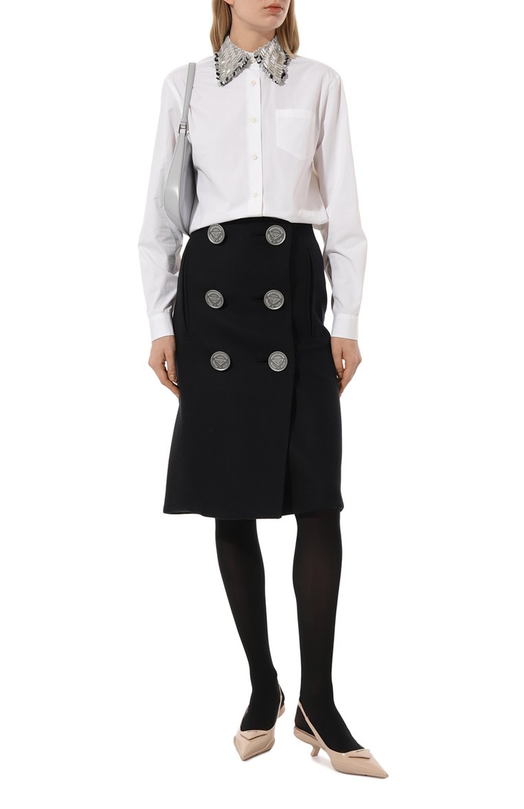 Женская хлопковая рубашка PRADA белого цвета, арт. P498ER-1YK3-F0009-211 | Фото 2 (Рукава: Длинные; Длина (для топов): Удлиненные; Материал внешний: Хлопок; Принт: Без принта; Стили: Классический; Женское Кросс-КТ: Рубашка-одежда; Автоматизация состава: Проставлено; Автоматизация ТО: Проставлено; Детали: Декор)