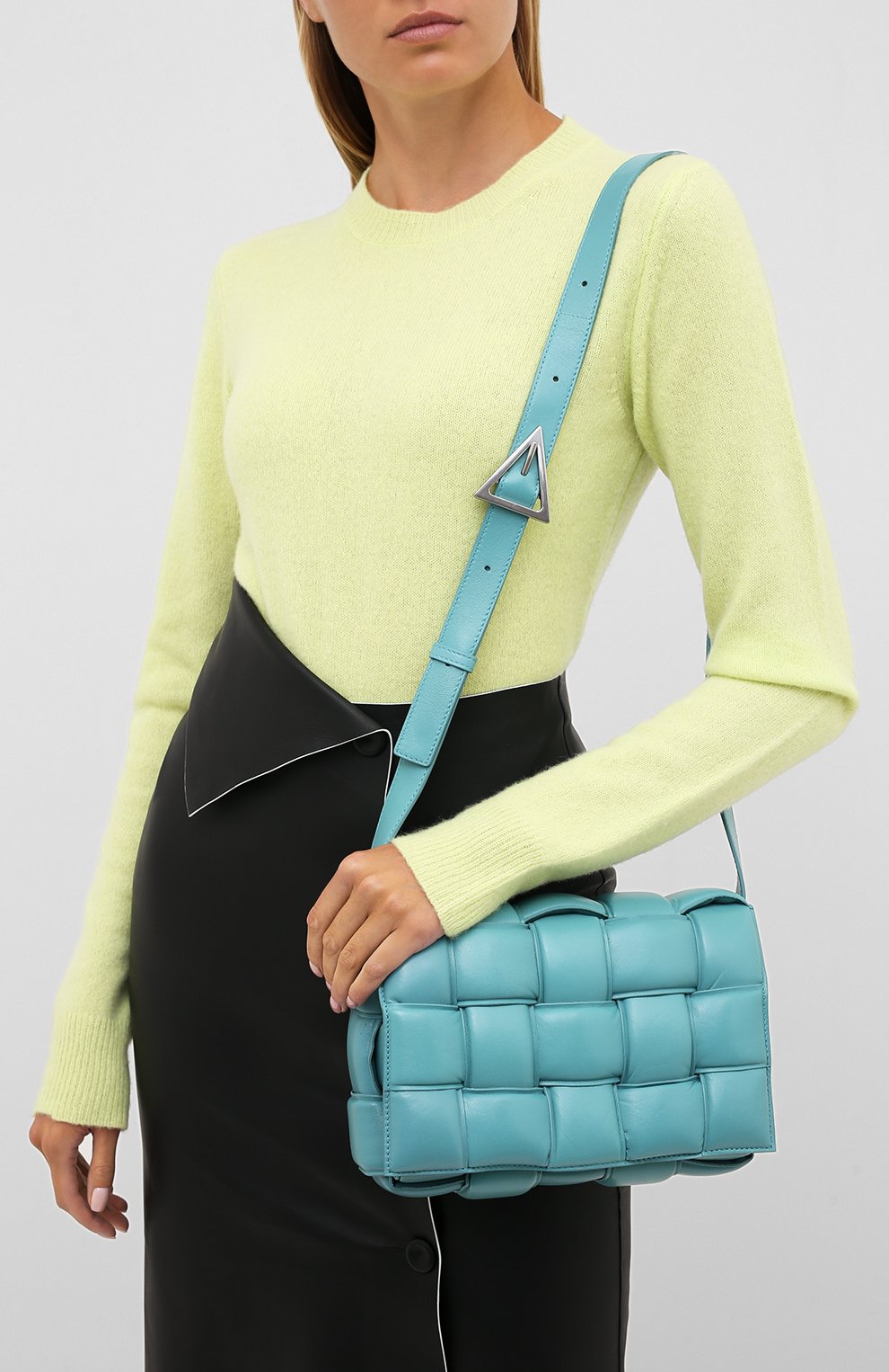 Сумка padded cassette BOTTEGA VENETA голубого цвета по цене 523000 руб., арт. 591970/VCQR1, фото 2 Сумка padded cassette BOTTEGA VENETA, арт. 591970/VCQR1, фото 2