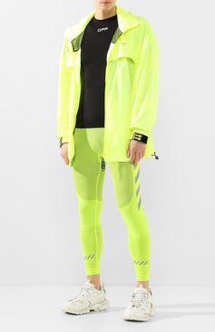 Мужская куртка OFF-WHITE желтого цвета, арт. 0MEB014R20D160216210 | Фото 2 (Материал подклада: Синтетический материал; Материал внешний: Полиэстер, Синтетический материал; Рукава: Длинные; Мужское Кросс-КТ: Верхняя одежд�а; Кросс-КТ: Ветровки, Куртка, Легкие; Статус проверки: Проверена категория; Длина (верхняя одежда): До середины бедра; Материал сплава: Проставлено; Драгоценные камни: Проставлено; Стили: Кэжуэл)