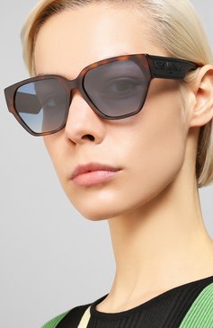 Женские солнцезащитные очки DIOR EYEWEAR коричневого цвета, арт. DI0RID1 086 | Фото 2 (Re-sync: On; Региональные ограничения белый список (Axapta Mercury): RU; Тип очков: С/з; Оптика Гендер: оптика-женское; Очки форма: Прямоугольные)