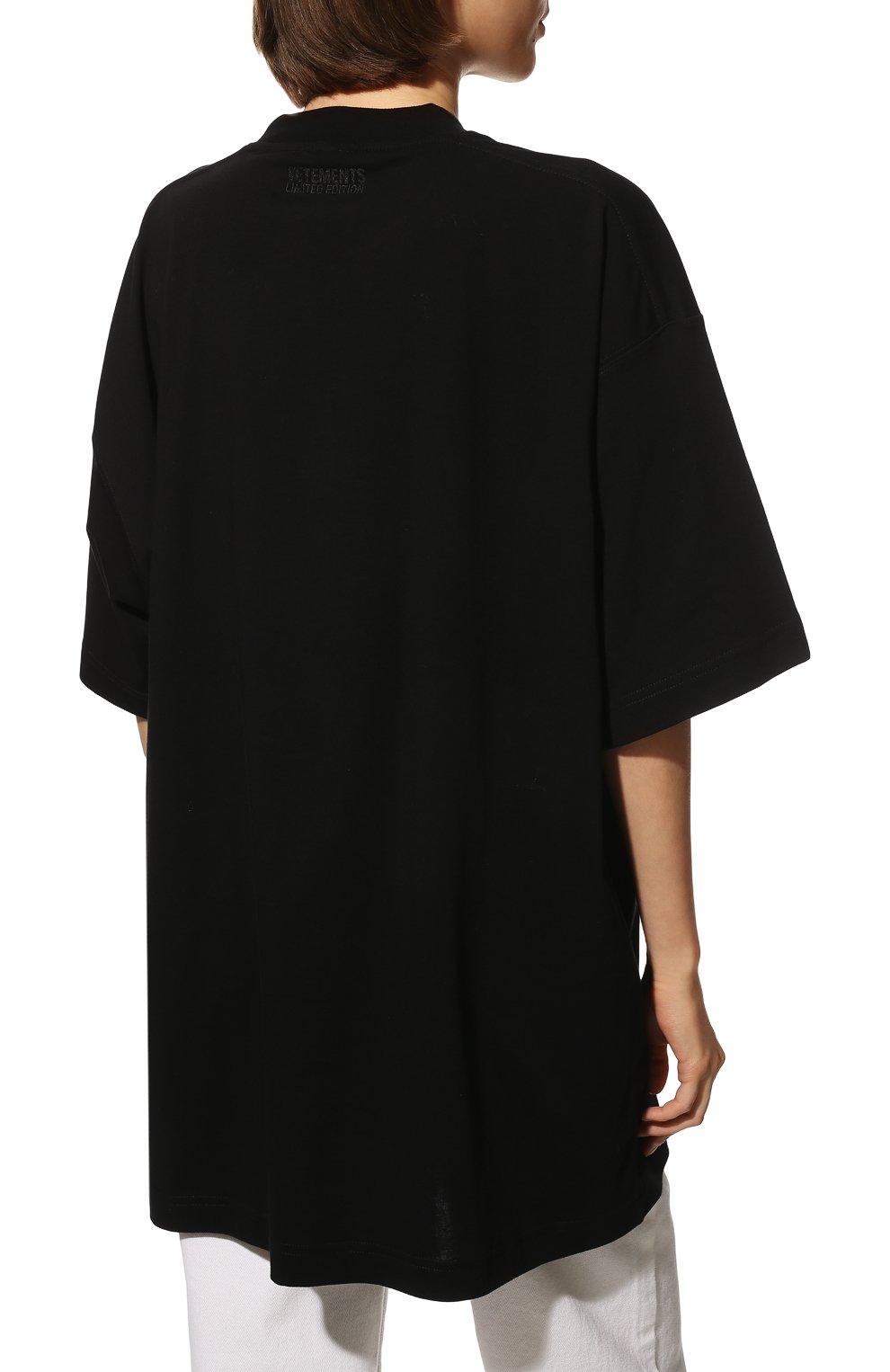 Хлопковая футболка VETEMENTS черного цвета по цене 38900 руб., арт. UA53TR220B 1611/W, фото 4 Хлопковая футболка VETEMENTS, арт. UA53TR220B 1611/W, фото 4