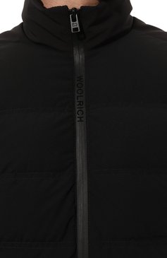 Мужская пуховик WOOLRICH черного цвета, арт. CFWOOU0789MRUT3107 | Фото 5 (Драгоценные камни: Проставлено; Материал утеплителя: Пух и перо; Рукава: Длинные; Материал подклада: Синтетический материал; Материал сплава: Проставлено; Материал внешний: Синтетический материал; Длина (верхняя одежда): Короткие; Мужское Кросс-КТ: пуховик-короткий; Стили: Кэжуэл; Кросс-КТ: Куртка, Пуховик)