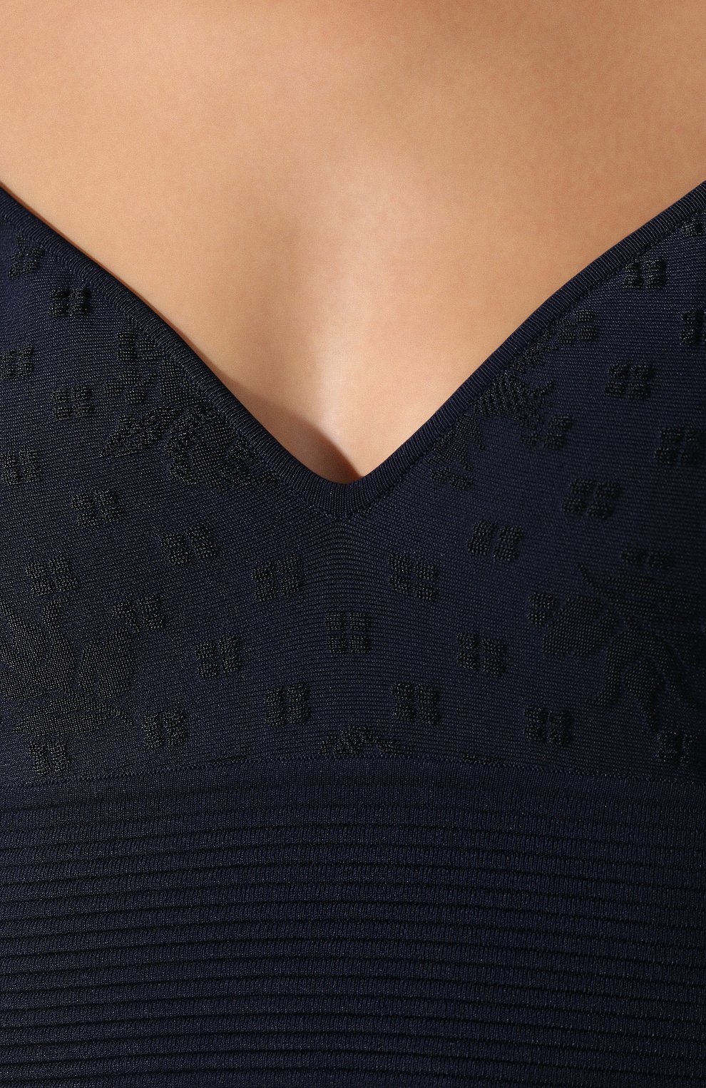 Топ из вискозы ALEXANDER MCQUEEN темно-синего цвета по цене 86550 руб., арт. 622724/Q1AN7, фото 5 Топ из вискозы ALEXANDER MCQUEEN, арт. 622724/Q1AN7, фото 5