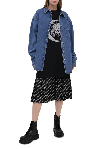 Хлопковая футболка VETEMENTS черного цвета по цене 34050 руб., арт. UE51TR740B 1611/W, фото 2 Хлопковая футболка VETEMENTS, арт. UE51TR740B 1611/W, фото 2