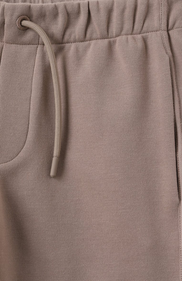 Детские брюки EMPORIO ARMANI бежевого цвета, арт. EB000345/AF13217 | Фото 3 (Материал сплава: Проставлено; Нос: Не проставлено; Случай: Повседневный; Мальчики Кросс-КТ: Брюки-спорт; Материал внешний: Хлопок, Синтетический материал; Ростовка одежда: 5 лет | 110 см, 6 лет | 116 см, 4 года | 104 см, 7 лет | 122 см, 8 лет | 128 см, 13 - 15 лет | 158 см, 10 - 11 лет | 140 - 146см, 16 лет | 164 см)