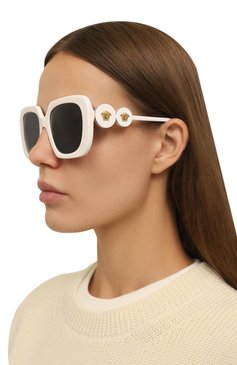 Женские солнцезащитные очки VERSACE белого цвета, арт. 4434-314/87 | Фото 2 (Тип очков: С/з; Материал: Пластик; Нос: Не проставлено; Региональные ограничения белый список (Axapta Mercury): Не проставлено; Оптика Гендер: оптика-женское; Очки форма: Квадратные)