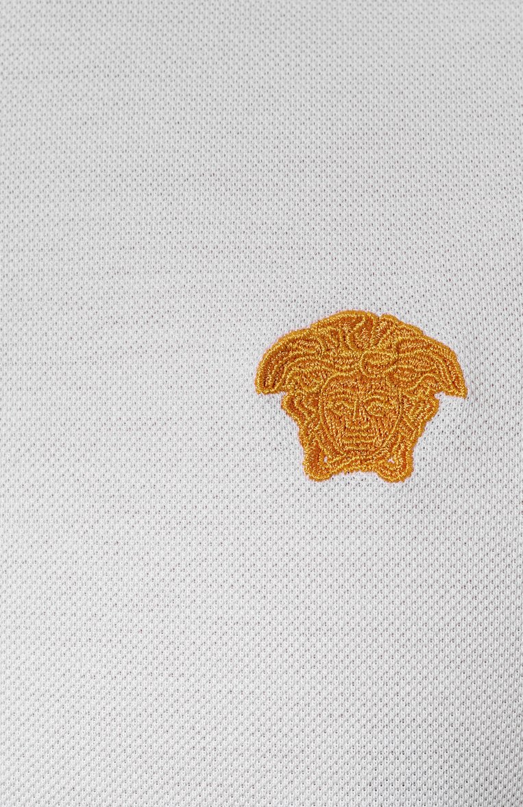 Мужское хлопковое поло VERSACE белого цвета, арт. 1008492/1A06071 | Фото 5 (Рукава: Короткие; Материал внешний: Хлопок; Длина (для топов): Стандартные; Застежка: Пуговицы; Стили: Кэжуэл; Принт: Без принта; Мужское Кросс-КТ: Футболка-одежд�а; Автоматизация ТО: Проставлено; Автоматизация состава: Проставлено; Детали: Декор, Без декора)