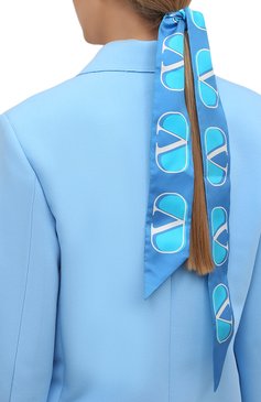 Женская шелковая повязка на голову VALENTINO голубого цвета, арт. XW2E6017/IHN | Фото 4 (Материал: Текстиль, Шелк; Региональные ограничения белый список (Axapta Mercury): RU; Материал сплава: Проставлено; Нос: Не проставлено)