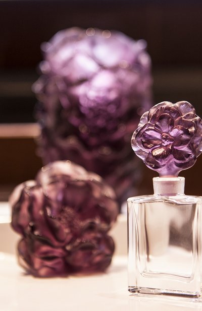 Флакон для духов camelia DAUM фиолетового цвета по цене 55450 руб., арт. 05735/C, фото 2 Флакон для духов camelia DAUM, арт. 05735/C, фото 2