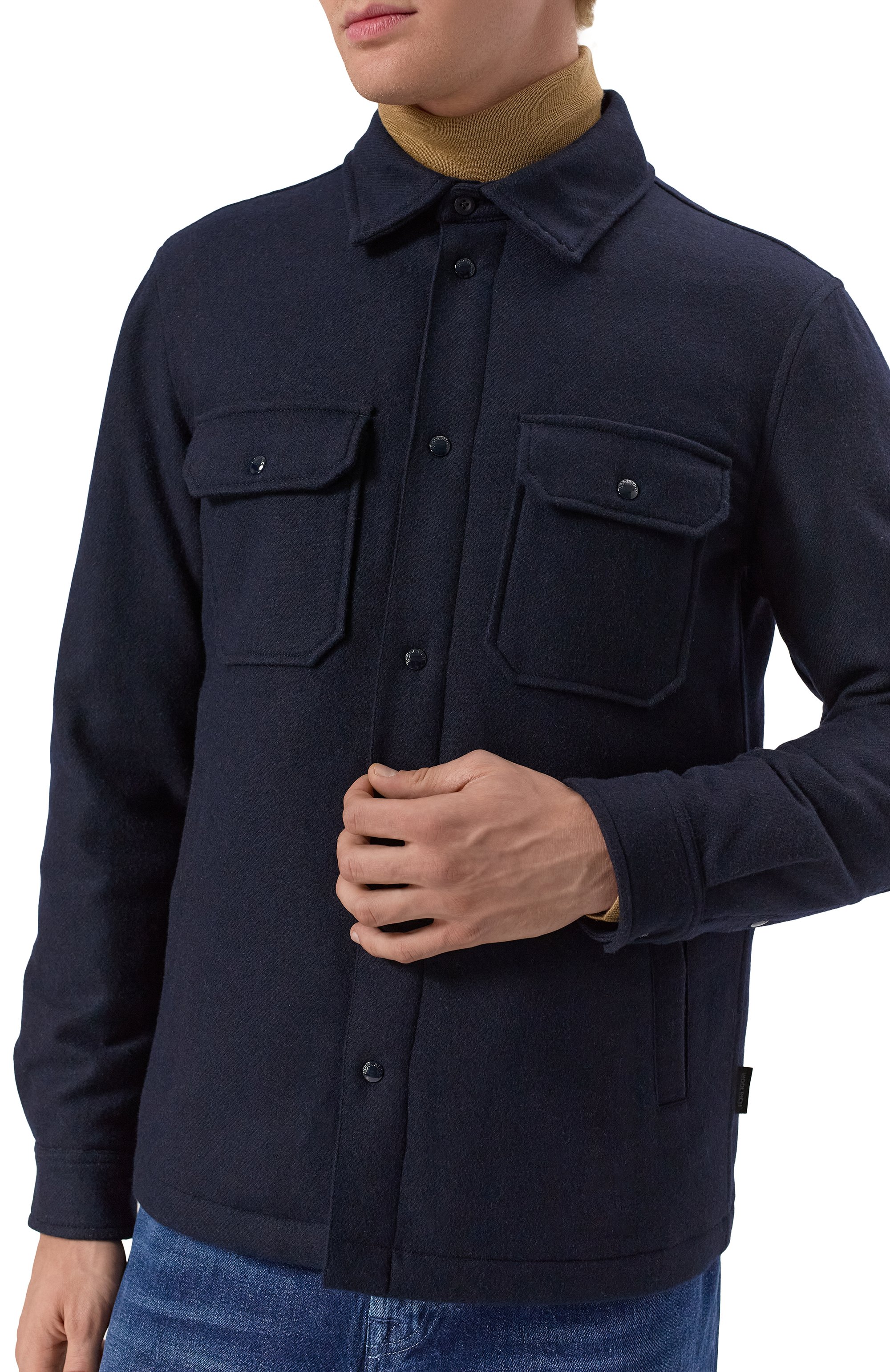 Пуховая куртка-рубашка WOOLRICH темно-синего цвета по цене 52500 руб., арт. CFWOOS0158MRUT3190, фото 5 Пуховая куртка-рубашка WOOLRICH, арт. CFWOOS0158MRUT3190, фото 5