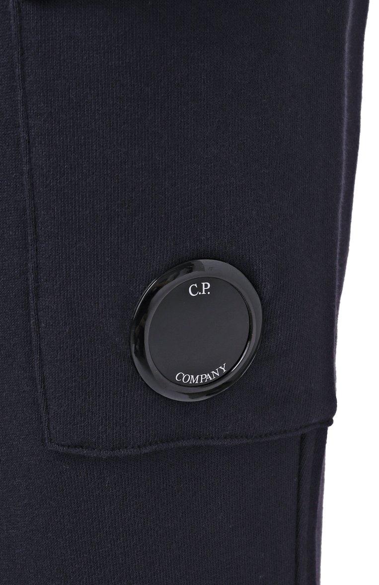 Мужские хлопковые джоггеры C.P. COMPANY темно-си�него цвета, арт. 18CMSP017A005086W | Фото 6 (Драгоценные камни: Проставлено; Материал сплава: Проставлено; Длина (брюки, джинсы): Стандартные; Силуэт М (брюки): Джоггеры; Стили: Спорт-шик; Материал внешний: Хлопок)