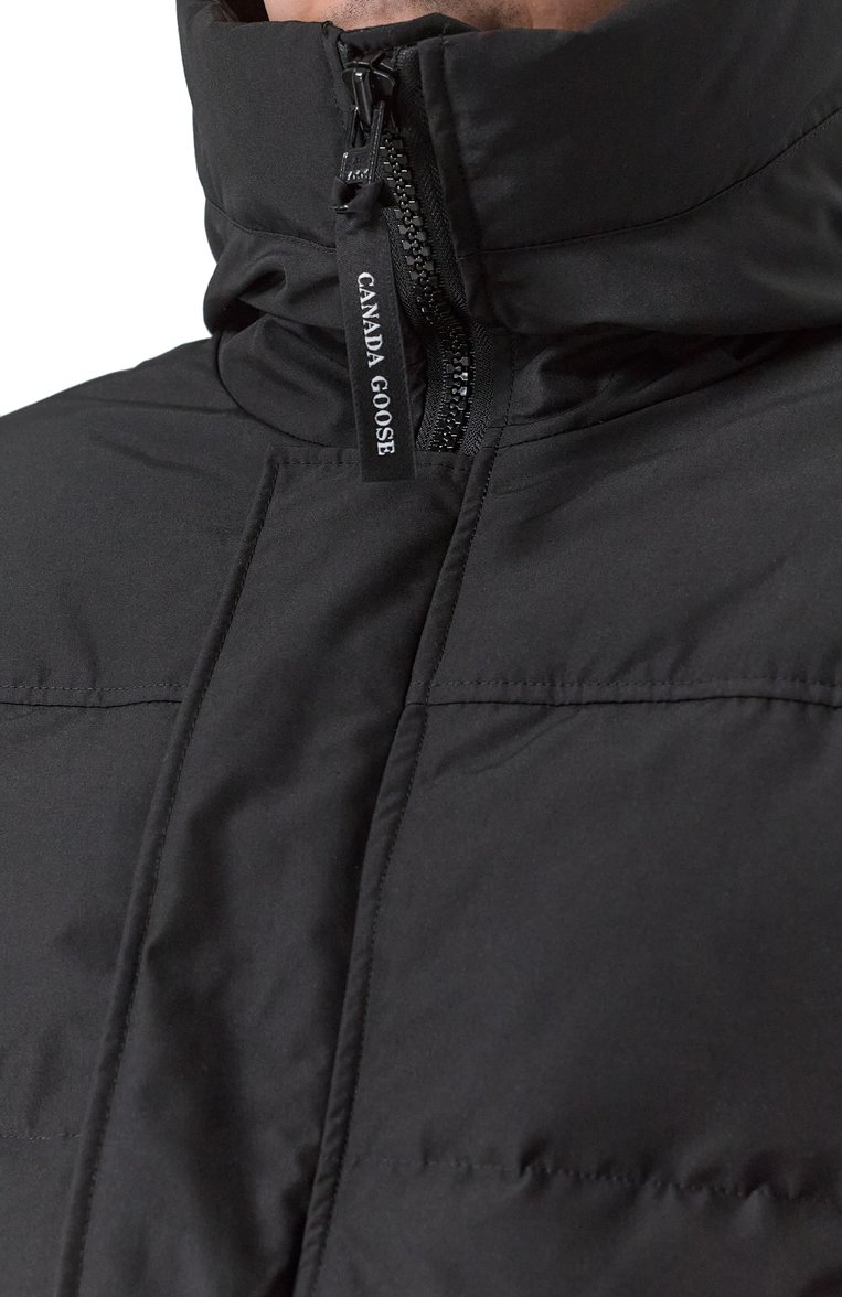 Мужская пуховик CANADA GOOSE черного цвета, арт. 2080M | Фото 5 (Рукава: Длинные; Материал подклада: Синтетический материал; Длина (верхняя одежда): Короткие; Стили: Кэжуэл; Мужское Кросс-КТ: пуховик-короткий; Материал внешний: Синтетический материал)