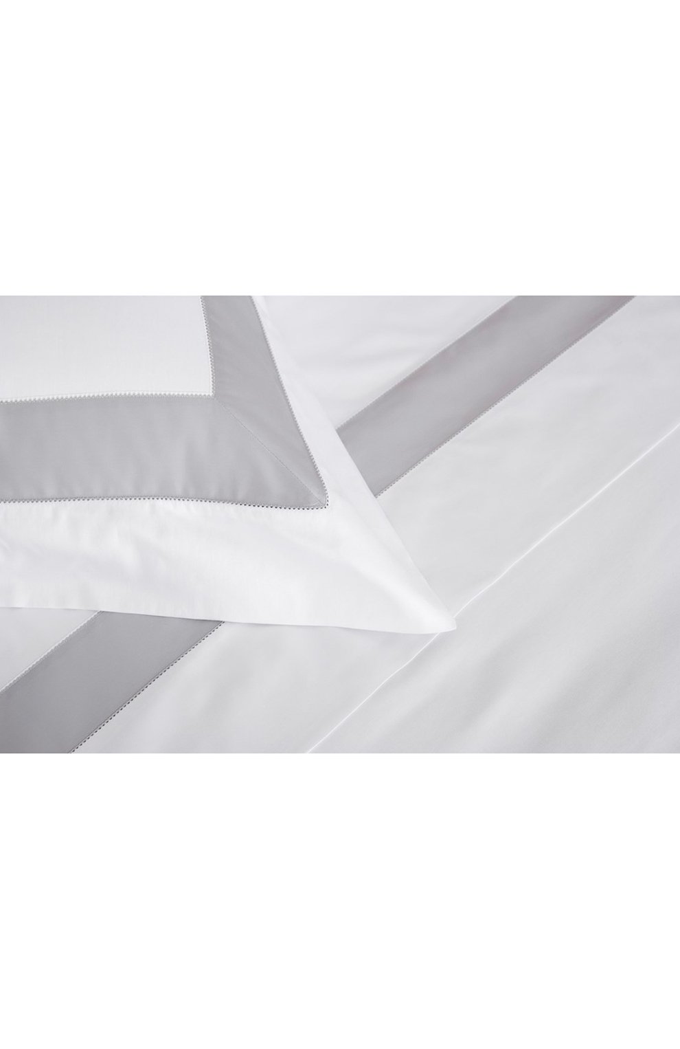 Наволочка bicolore FRETTE серебряного цвета по цене 24400 руб., арт. FR2934 E0700 065B, фото 5 Наволочка bicolore FRETTE, арт. FR2934 E0700 065B, фото 5