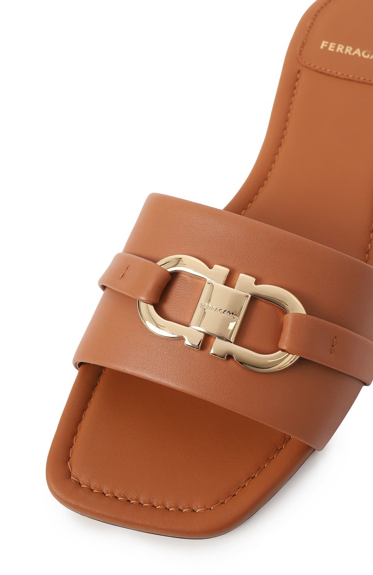 Женские кожаные шлепанцы FERRAGAMO светло-коричневого цвета, арт. 01G997/769637 | Фото 7 (Материал внутренний: Натуральная кожа; Материал сплава: Проставлено; Материал внешний: Натуральная кожа; Подошва: Плоская; Каблук высота: Низкий; Драгоценные камни: Проставлено)
