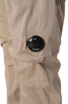 Мужские хлопковые брюки-карго C.P. COMPANY бежевого цвета, арт. 18CMPA127A005694G | Фото 5 (Драгоценные камни: Проставлено; Материал сплава: Проставлено; Материал внешний: Хлопок; Длина (брюки, джинсы): Стандартные; Силуэт М (брюки): Карго; Случай: Повседневный; Стили: Кэжуэл)