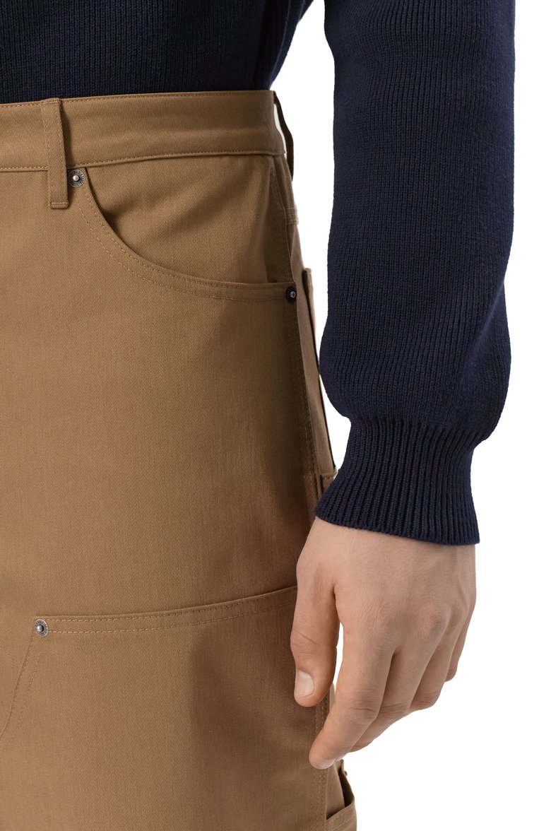 Мужские джинсы GOLDEN GOOSE DELUXE BRAND бежевого цвета, арт. GMP01942.P001558 | Фото 5 (Длина (брюки, джинсы): Стандартные; Материал внешний: Хлопок, Синтетический материал, Деним; Кросс-КТ: Деним; Силуэт М (брюки): Широкие; Стили: Повседневный; Детали: Накладные карманы, Декор; Автоматизация ТО: Проставлено; Автоматизация состава: Проставлено)