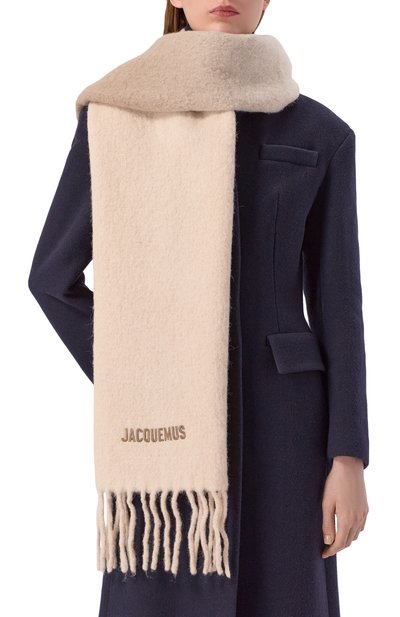 Шерстяной шарф JACQUEMUS светло-бежевого цвета по цене 33200 руб., арт. 23HACU00574/A0T4032, фото 2 Шерстяной шарф JACQUEMUS, арт. 23HACU00574/A0T4032, фото 2
