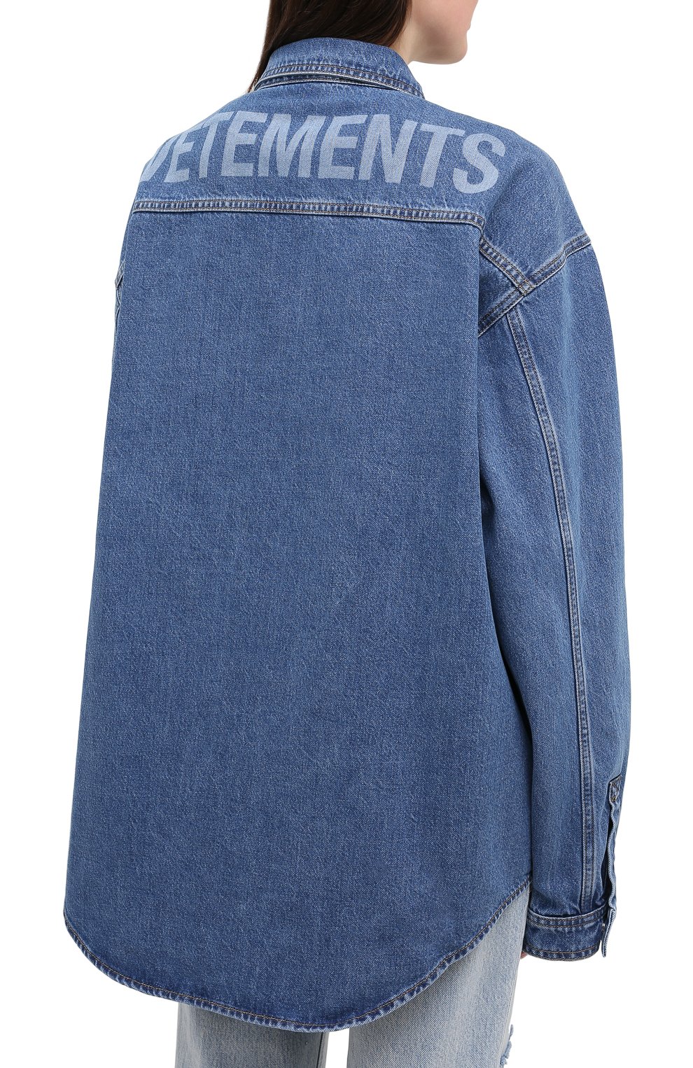 Джинсовая рубашка VETEMENTS синего цвета по цене 145500 руб., арт. UAH21SH043 2801/W, фото 4 Джинсовая рубашка VETEMENTS, арт. UAH21SH043 2801/W, фото 4