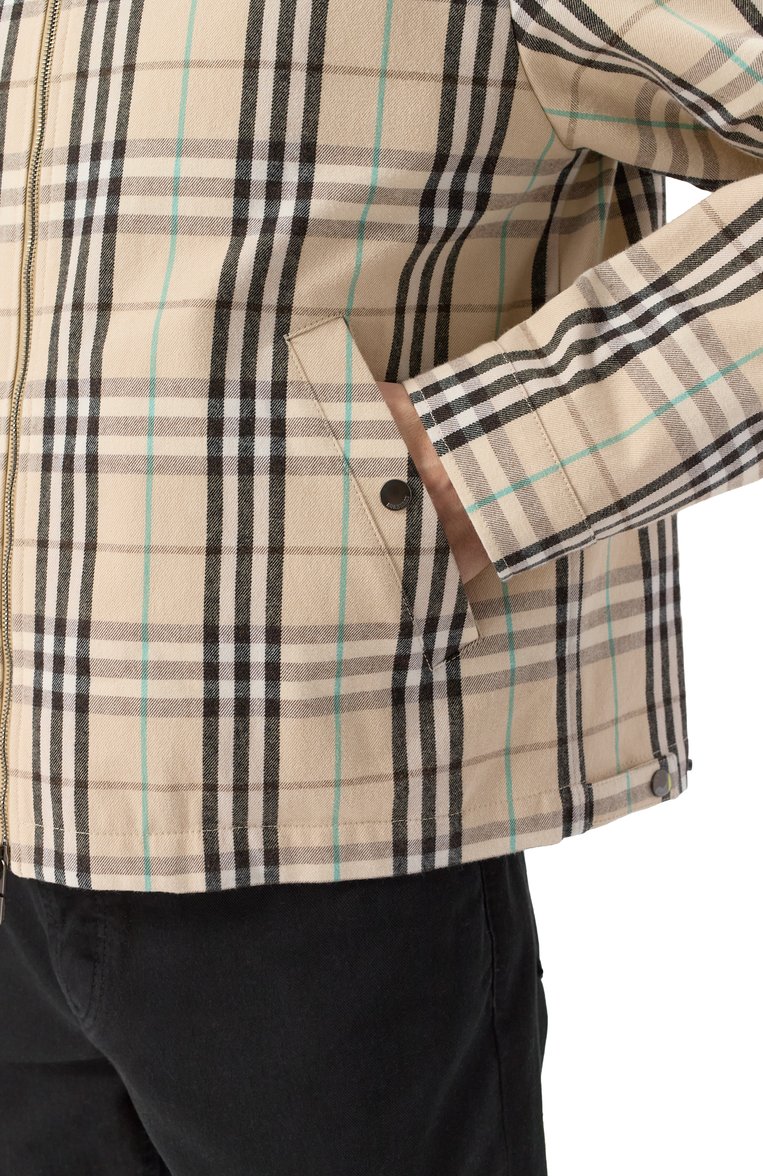 Мужская хлопковая куртка BURBERRY бежевого цвета, арт. 8101040 | Фото 5 (Материал внешний: Хлопок; Рукава: Длинные; Длина (верхняя одежда): Короткие; Кросс-КТ: Куртка, Легкие; Стили: Кэжуэл; Автоматизация состава: Проставлено; Автоматизация ТО: Проставлено)