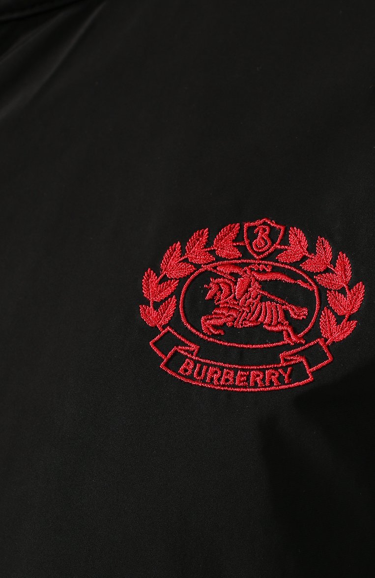 Мужская куртка BURBERRY черного цвета, арт. 8004848 | Фото 5 (Длина (верхняя одежда): Короткие; Материал внешний: Синтетический материал; Статус проверки: Проверена категория; Рукава: Длинные; Мужское Кросс-КТ: Верхняя одежда; Кросс-КТ: Куртка, Легкая куртка; Материал внутренний: Не назначено; Драгоценные камни: Проставлено; Материал сплава: Проставлено; Стили: Кэжуэл)