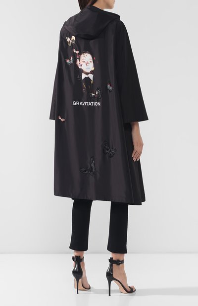 Плащ с принтом VALENTINO черного цвета по цене 527500 руб., арт. SB3CA3Y04S7, фото 4 Плащ с принтом VALENTINO, арт. SB3CA3Y04S7, фото 4
